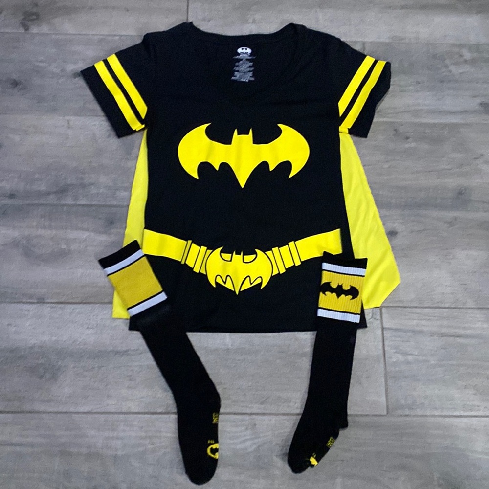 Women’s black short sleeve Batman Shirt/Velcro yellow cape size XL with socks